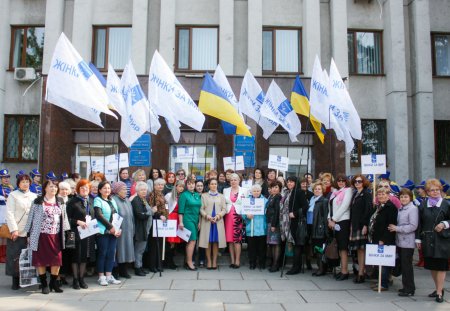 Женщины Полтавщины провели мирный женский марш против антисоциальных реформ и призвали правительство уйти в отставку