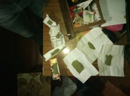 У кременчужанина в квартире нашли полкилограмма расфасованной «травки»
