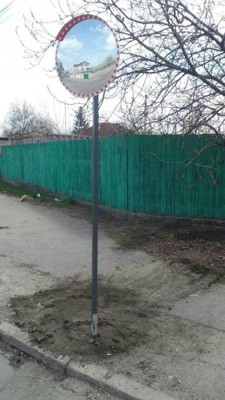 Фотофакт: на перекрестке ул. Чкалова и Европейской установили дорожное зеркало