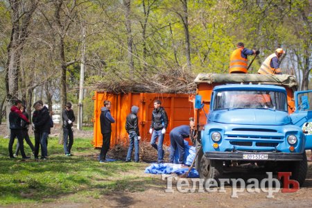 Кременчугская молодежь вычистила 3 городских парка
