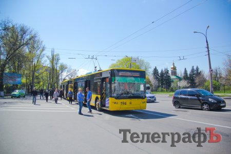 В Кременчуге автобус въехал в электроопору – отказали тормоза