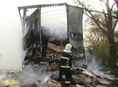 Рукописи горят: на Полтавщине загорелся прицеп с 21 тонной макулатуры