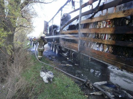 Рукописи горят: на Полтавщине загорелся прицеп с 21 тонной макулатуры Рукописи горят: на Полтавщине загорелся прицеп с 21 тонной макулатуры