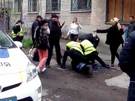 В Кременчуге на Авроре женщины пытались «отбить» у полиции нарушителя