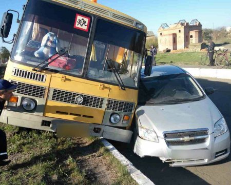 На Полтавщине пьяный водитель на Chevrolet въехал в школьный автобус