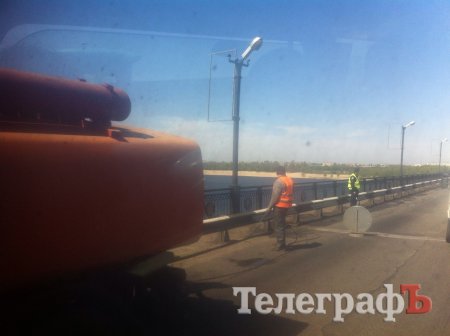 На Крюковском мосту моют колесоотбойники - образовалась пробка