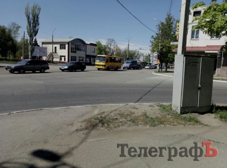 На Крюковском мосту моют колесоотбойники - образовалась пробка