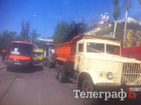 На Крюковском мосту моют колесоотбойники - образовалась пробка