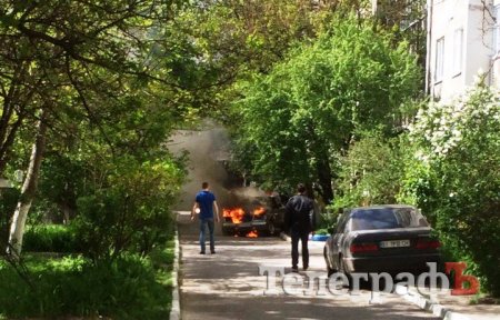 В Кременчуге в 274-м квартале горел Mercedes