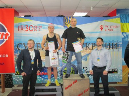 Кременчужанин Олександр Невмивако підняв 100 кг 77 разів