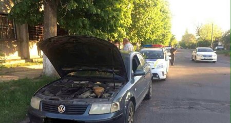 В Кременчуге патрульным, которые остановили автомобиль, пришлось разбираться с  «группой поддержки»