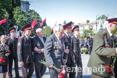 Зі сльозами на очах: у Кременчуці привітали ветеранів Другої світової та бійців АТО