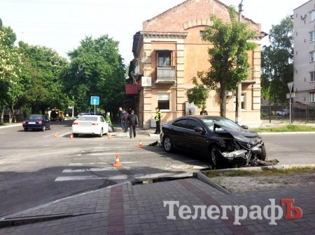 ДТП на мистическом перекрестке в Кременчуге: Honda не уступила дорогу Mazd'e  (ожидайте видео)