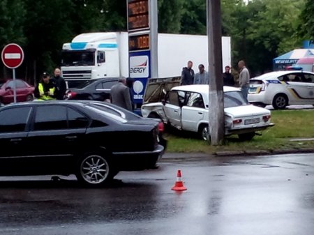 На вулиці Пугачова автомобіль в'їхав у заправку На вулиці Пугачова автомобіль в'їхав у заправку
