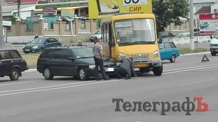 На Троїцькому ринку маршрутка потрапила у ДТП На Троїцькому ринку маршрутка потрапила у ДТП