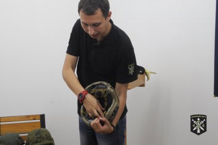 Кременчуцьким волонтерам і нацгвардійцям розповіли про нові військові шоломи