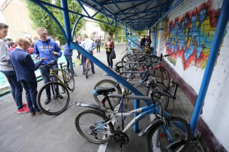 У Кременчуцькому ліцеї №4 з'явились парковка для роверів та велосипедне СТО