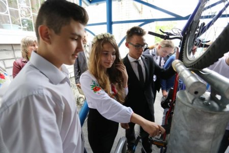 У Кременчуцькому ліцеї №4 з'явились парковка для роверів та велосипедне СТО