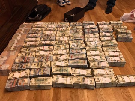 В Полтаве задержали двух бывших руководителей налоговой – в 15 областях проводятся обыски