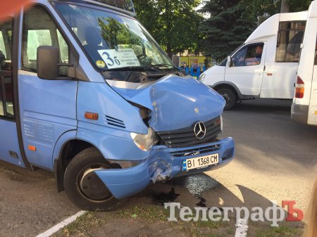 В Кременчуге маршрутка въехала в столб: водитель давал сдачу