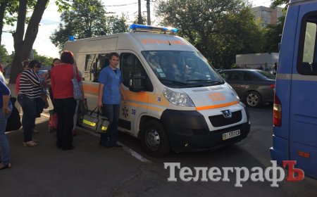 В Кременчуге маршрутка въехала в столб: водитель давал сдачу