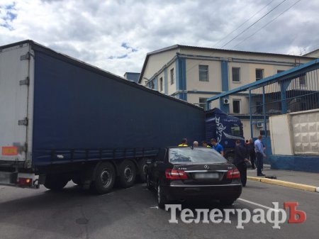 В Кременчуге Mercedes E200 въехал в «рошеновскую» фуру