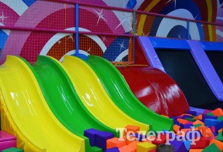 В Кременчуге 6-летний мальчик сломал руку, упав с детской горки в развлекательном центре