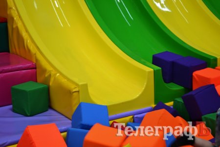 В Кременчуге 6-летний мальчик сломал руку, упав с детской горки в развлекательном центре