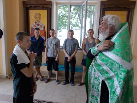 «Не убий, не вкради»: в Кременчуцькій колонії похрестили 16-річного вихованця