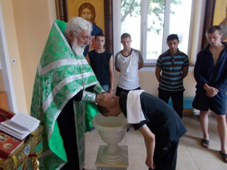 «Не убий, не вкради»: в Кременчуцькій колонії похрестили 16-річного вихованця