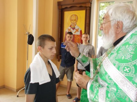 «Не убий, не вкради»: в Кременчуцькій колонії похрестили 16-річного вихованця
