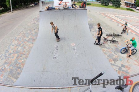Всем экстремалам Кременчуга: на пл. Победы установили новую рампу за 50 тысяч