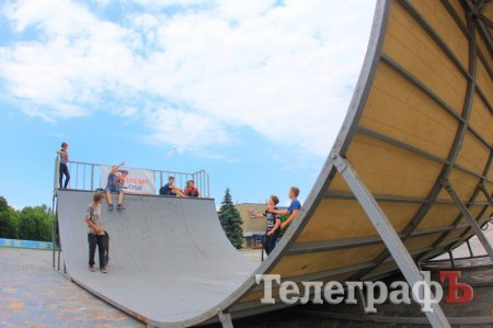 Всем экстремалам Кременчуга: на пл. Победы установили новую рампу за 50 тысяч