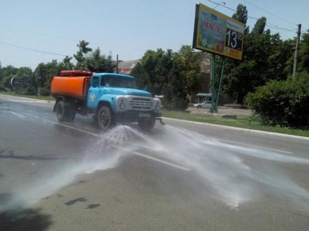 В Кременчуге коммунальники начали поливать дороги