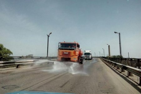 В Кременчуге коммунальники начали поливать дороги