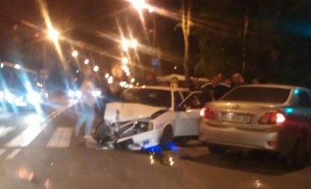 В Кременчуге на Молодежном столкнулись Toyota и ВАЗ: у пассажира перелом ноги