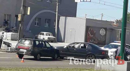 В Кременчуге ВАЗ врезался в BMW: пассажиру Лады стало плохо