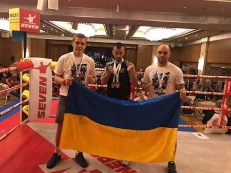 З короваєм та піснями зустріли кременчуцьких кікбоксерів з чемпіонату світу