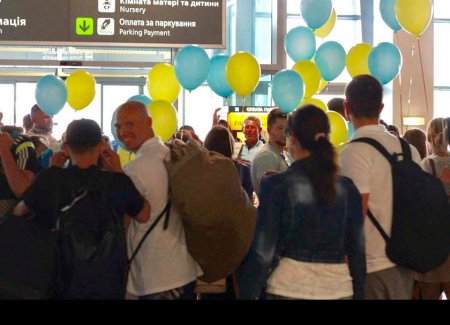 З короваєм та піснями зустріли кременчуцьких кікбоксерів з чемпіонату світу