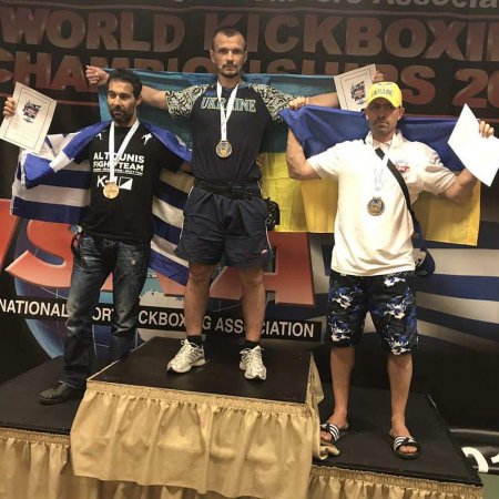 З короваєм та піснями зустріли кременчуцьких кікбоксерів з чемпіонату світу