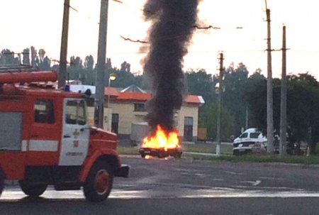 В Кременчуге после заправки на АЗС загорелась машина: у водителя ожоги В Кременчуге после заправки на АЗС загорелась машина: у водителя ожоги