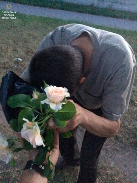 Романтика по-кременчуцьки: копи затримали п'яного чоловіка, який рвав троянди