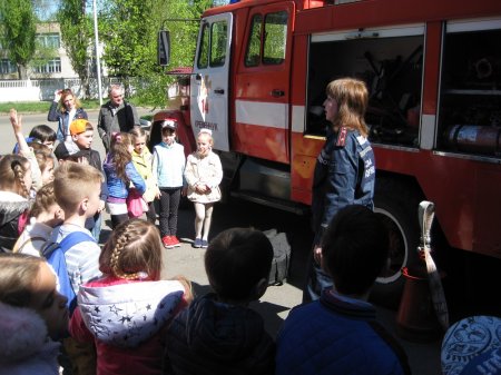 Кременчугские спасатели показали детям мастер-класс по тушению пожаров