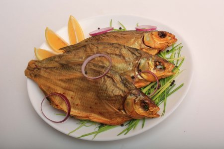 Небезпечна їжа: у торговельних мережах виявлена сумнівна в’ялена риба