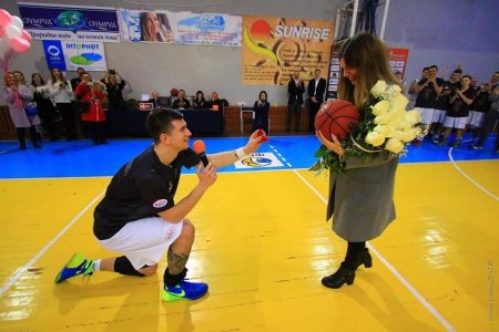 Баскетболіст «Кременя», який освідчився під час матчу, одружився на березі моря