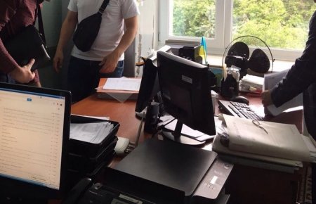 Чиновник ОГА хотел получить взятку от маршрутчика за разрешение на перевозку пассажиров