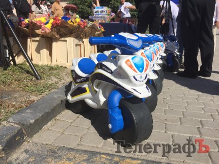 Они уже в 100 км от Кременчуга: новые Mitsubishi Outlander и… беговелы