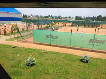 Первая тренировка в теннисном клубе "Премьер" бесплатная, записывайтесь на игру уже сегодня