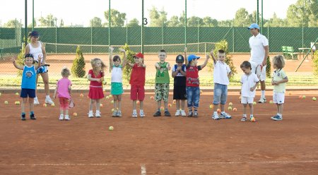 Первая тренировка в теннисном клубе "Премьер" бесплатная, записывайтесь на игру уже сегодня