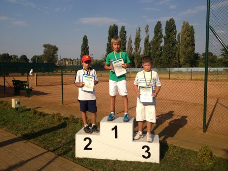 Первая тренировка в теннисном клубе "Премьер" бесплатная, записывайтесь на игру уже сегодня